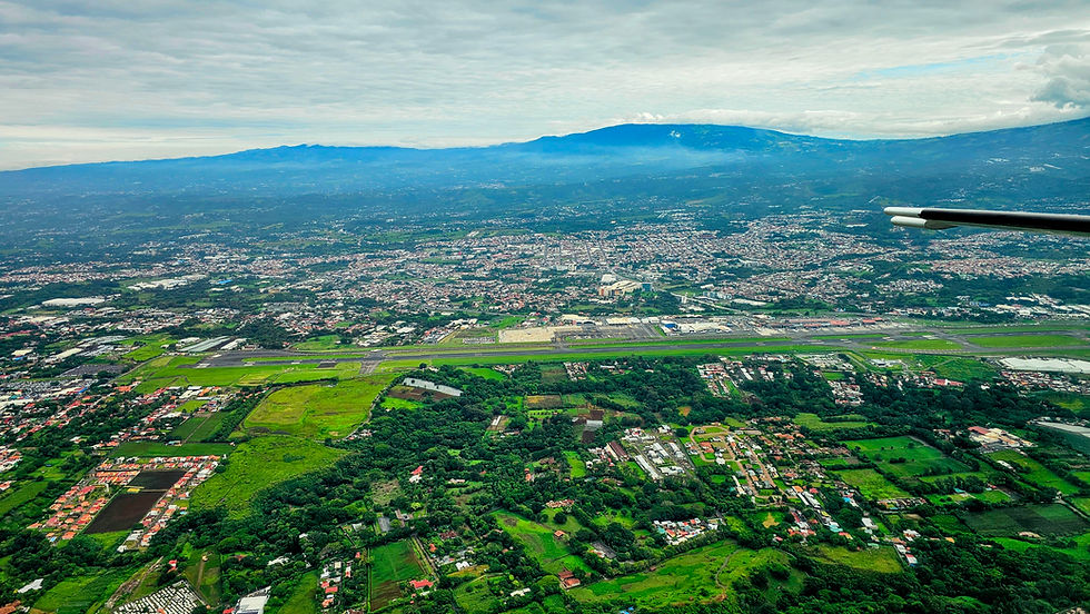 Vue panoramique d'Alajuela avec ses montagnes en arrière-plan