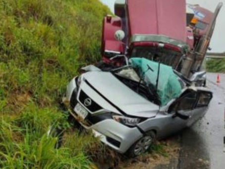 Familia regresaba a casa cuando los chocó un tráiler y murieron los 4 pasajeros en Veracruz