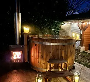 Bain-nordique-kirami-Woody-hot-tubs-et-saunas-ambiance-de-nuit