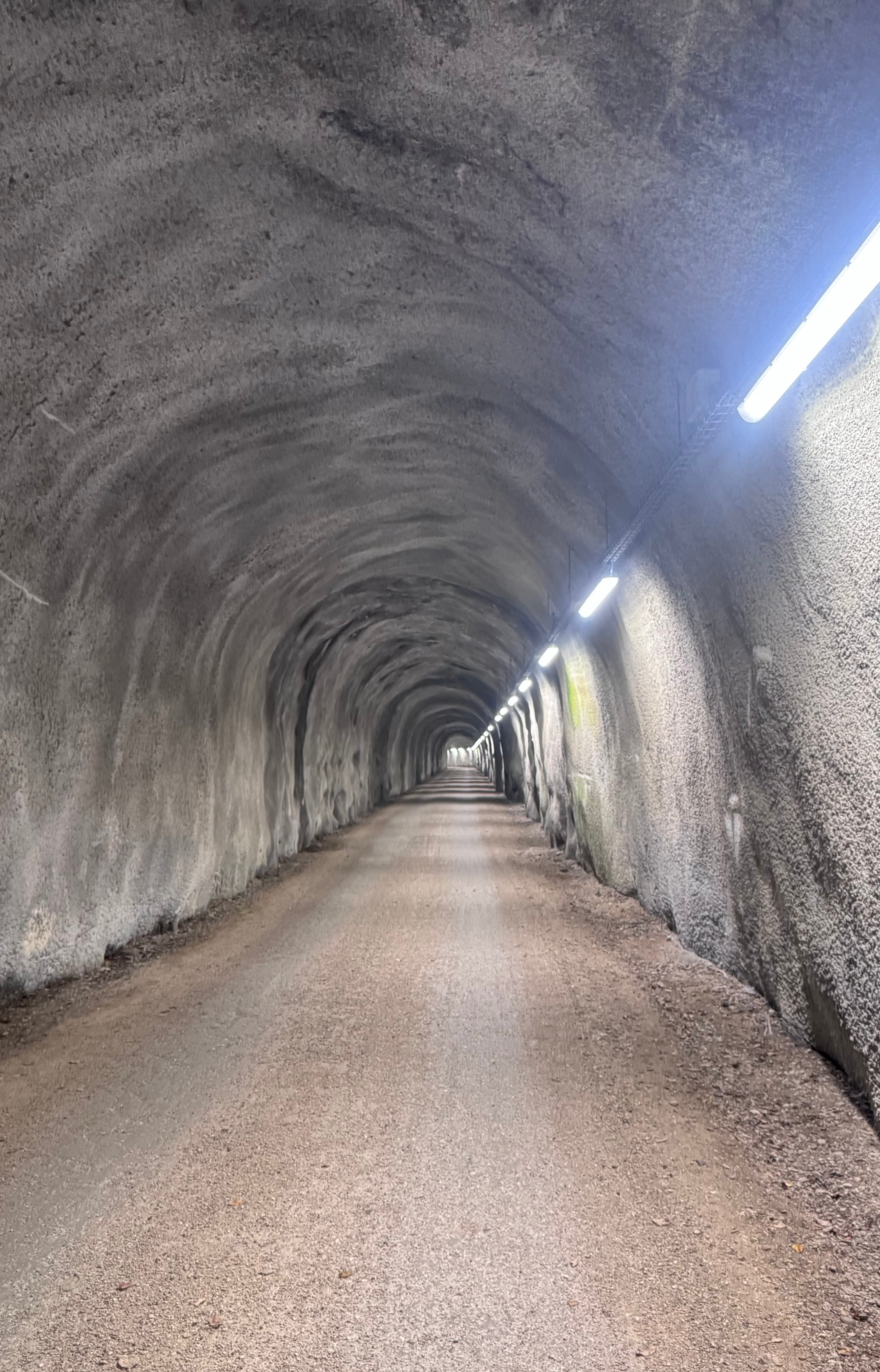 Radweg durch einen Tunnel 