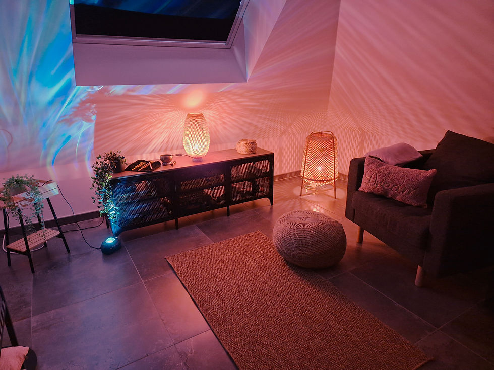 Vue en plongée d’une table avec un ordinateur portable, une tasse de thé et un carnet de notes
