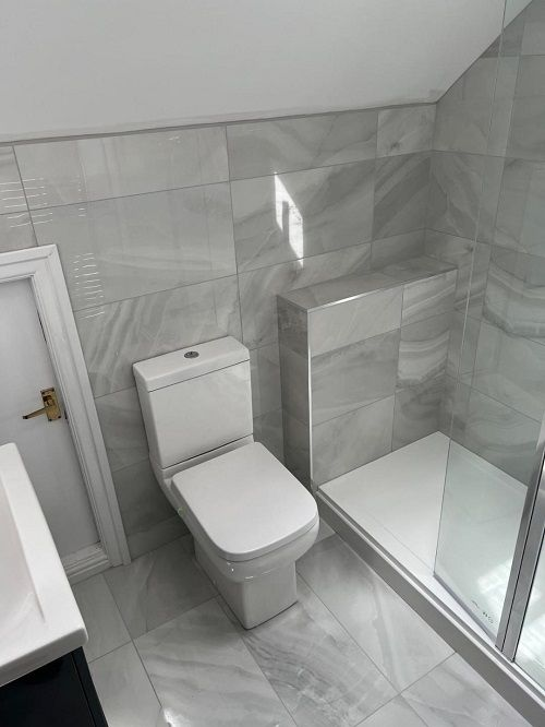 Two-Tone Walls: Gray and White Bathroom Design