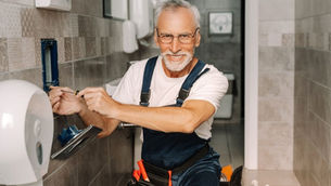 How much does a plumber charge to replace a toilet