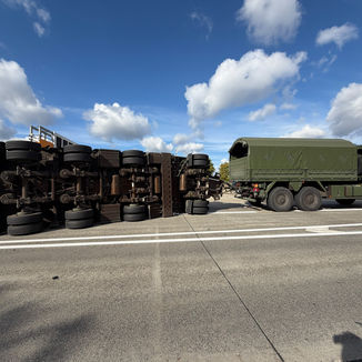 Bergung eines Transportfahrzeuges auf der A2