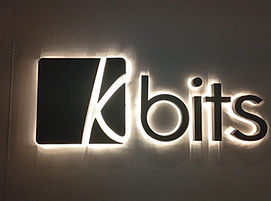 Letras formadas de Metal con iluminación