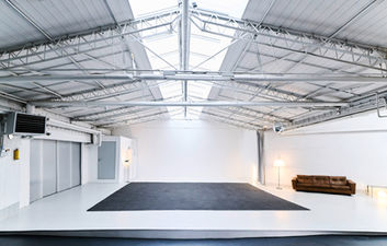 Fotostudio Köln mieten - großes Tageslichtstudio mit hoher Decke und offener Fläche im ZooStudio