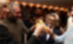 Vrolijke mensen die met limoncello proosten op mooi moment