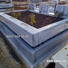 Üç Kişilik Aile Mezarı Çift Katlı Kaplan Postu Kuşaklı Beyaz Marmara Taşlı Blok Kalın Mermer Mezar