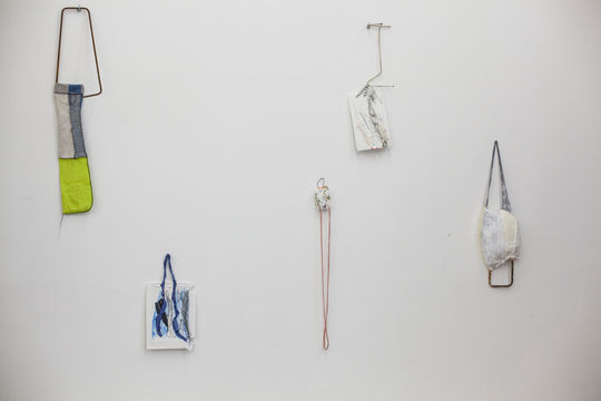 arte textil Ensamble yeso, remanentes textiles, dibujo, restos de hierros de obra encontrados.