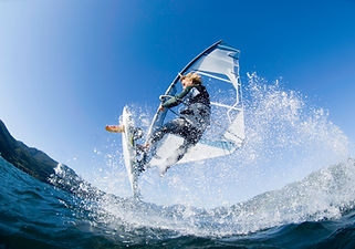 Um homem surfando no mar