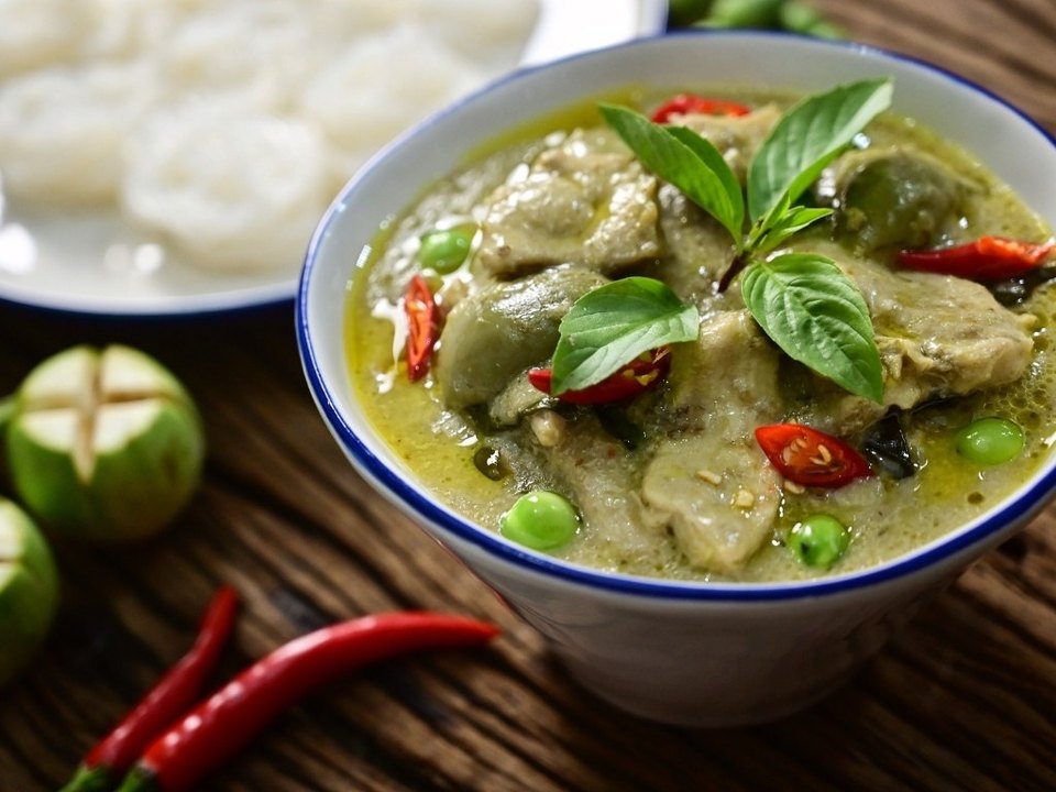 Accord mets et vins avec un curry vert thaï