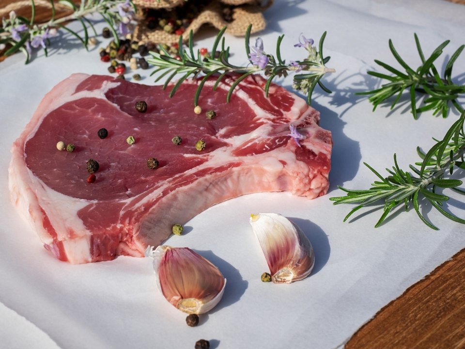 Accord mets et vins avec une côte de veau