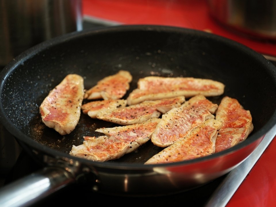 Accord mets et vins avec des filets de rouget