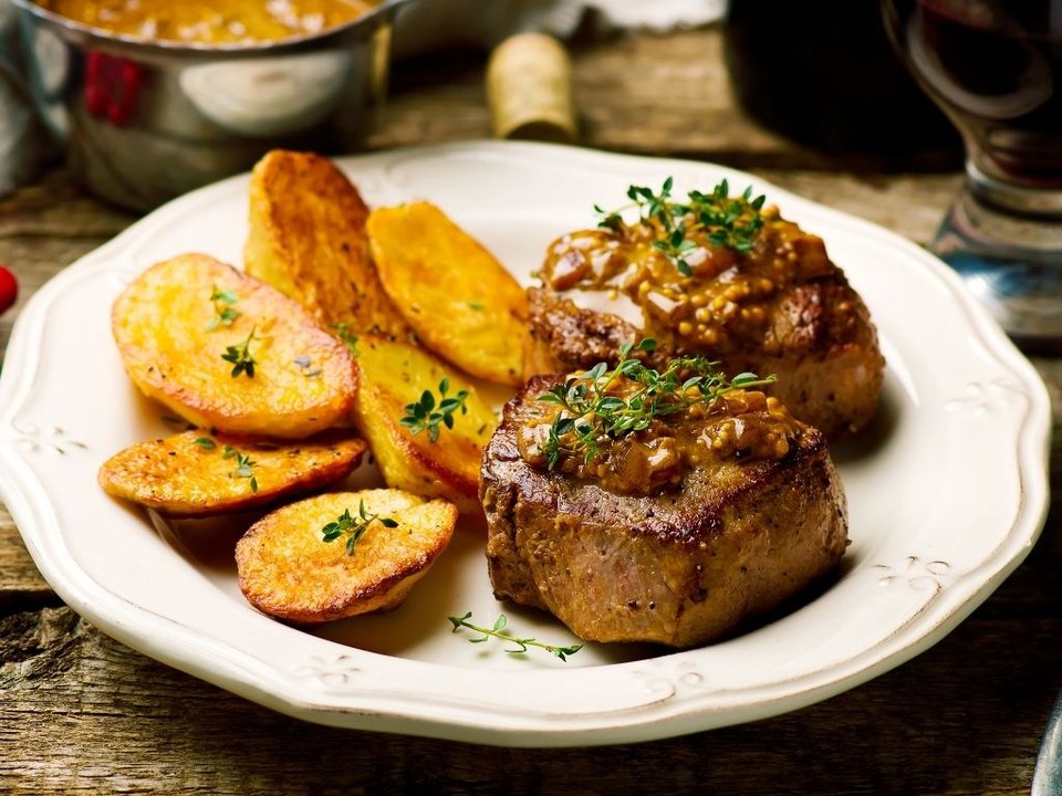 Accord mets et vins avec un filet mignon à la moutarde