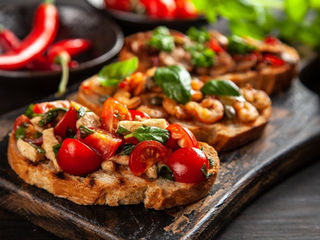 De splendides bruschettas sur une planche.