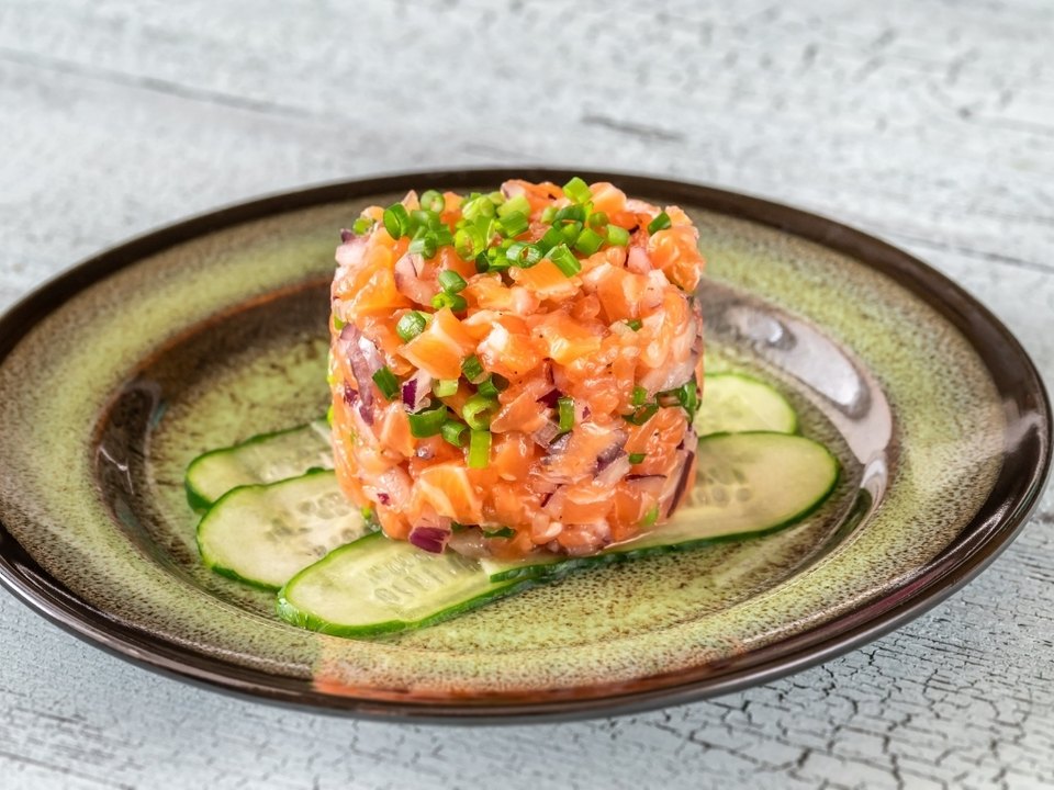 Accord mets et vins avec un tartare de saumon