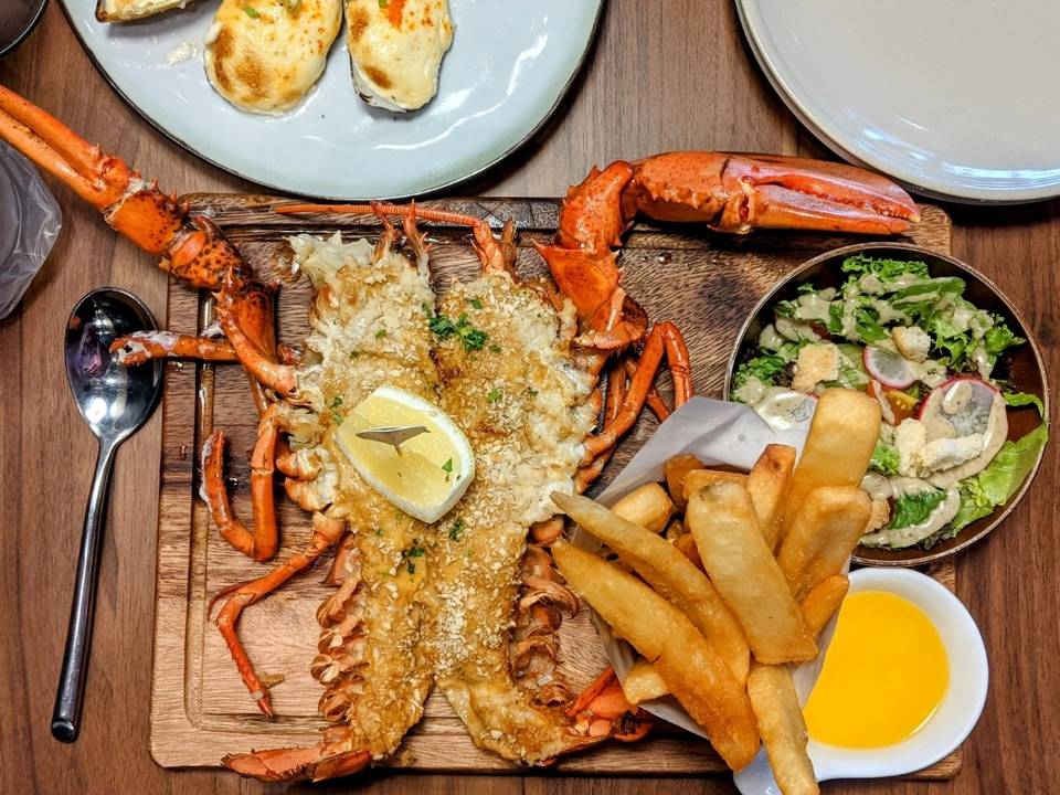 Accord mets et vins avec un homard grillé