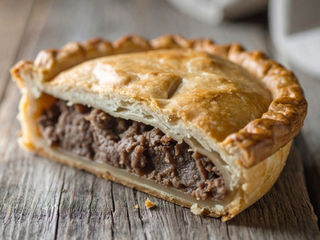 Accord mets et vins avec une tourte à la viande