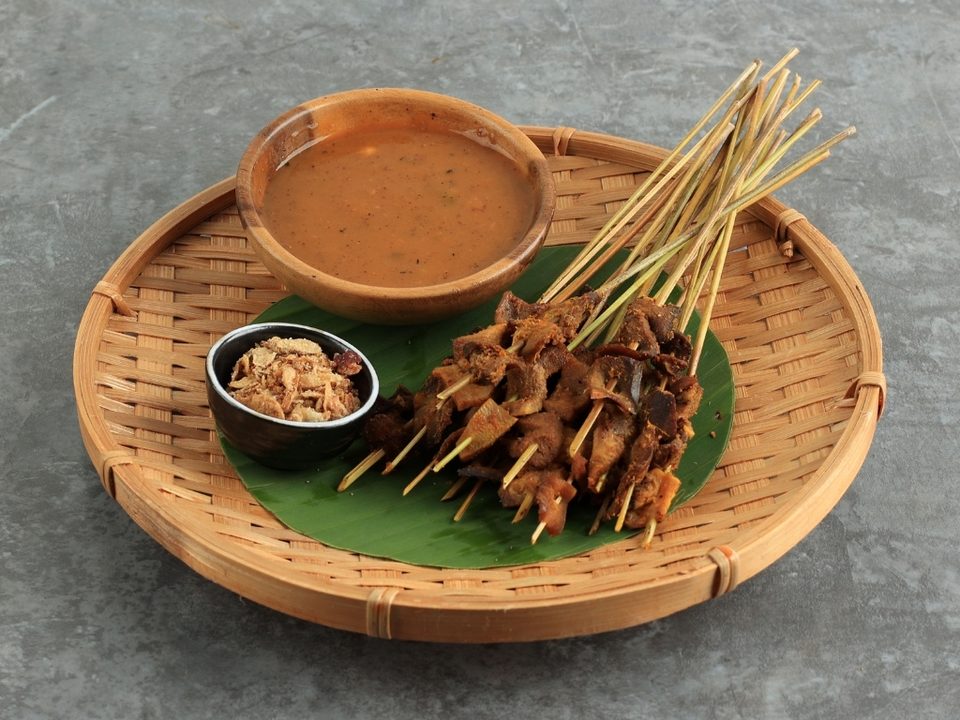 Accord mets et vins avec un bœuf satay