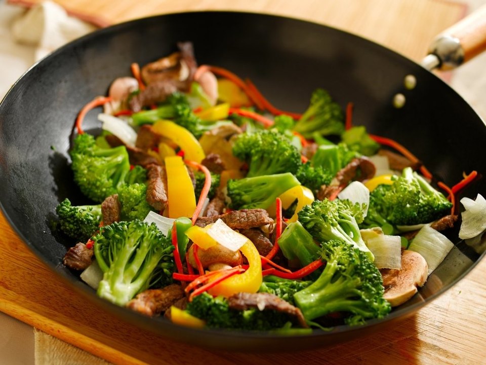 Accord mets et vins avec un wok de légumes