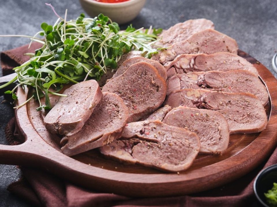 Accord mets et vins avec une langue de bœuf sauce piquante