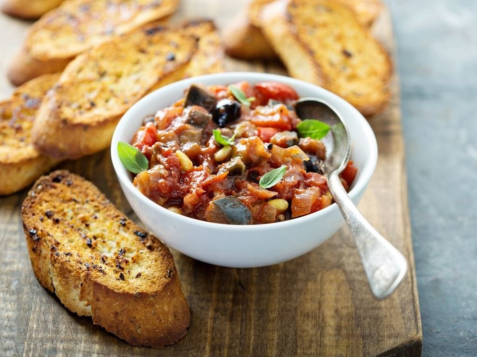 Accord mets et vins avec une caponata