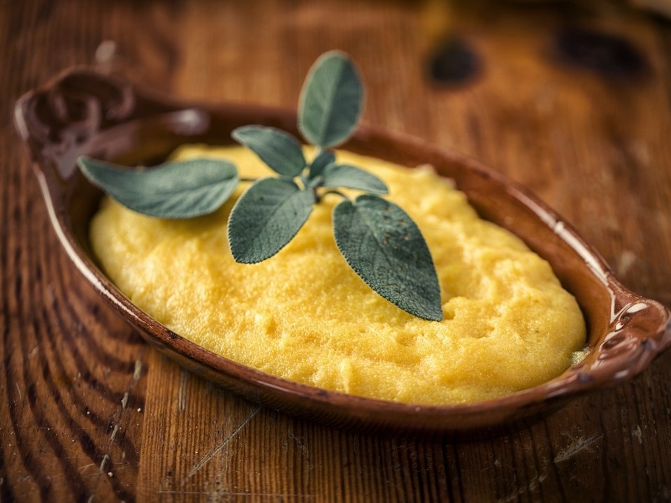 Accord mets et vins avec une polenta crémeuse