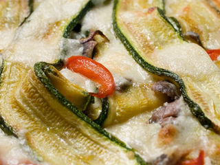 Un gratin de courgettes en gros plan. 