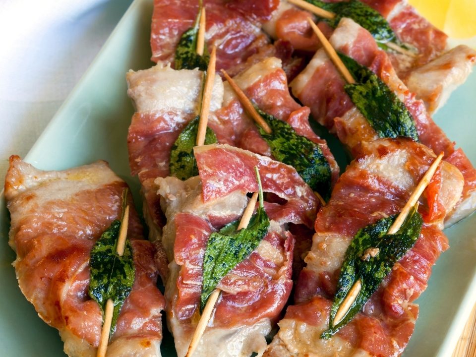 Accord mets et vins avec un saltimbocca de veau