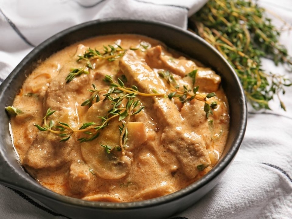 Accord mets et vins avec un bœuf stroganoff