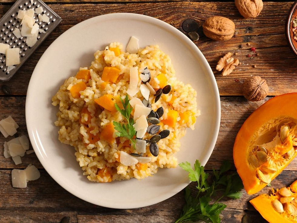 Un risotto au potimarron dans une assiette.