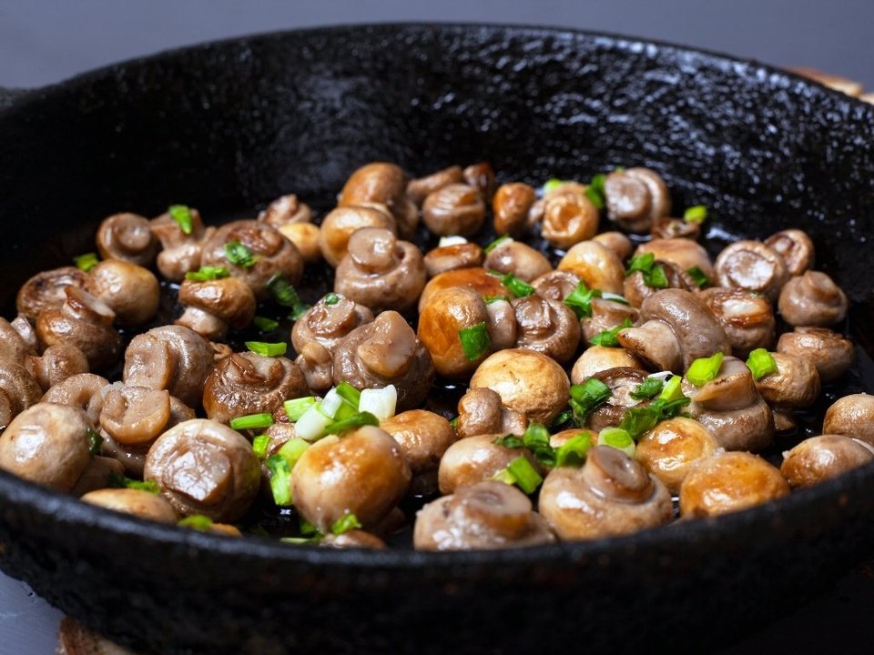 Accord mets et vins avec une poêlée de champignons