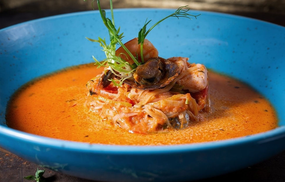 Une bouillabaisse dans une assiette bleue.