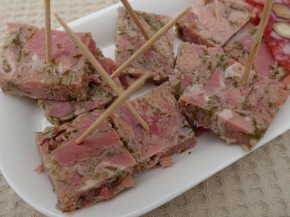 Accord mets et vins avec un jambon persillé