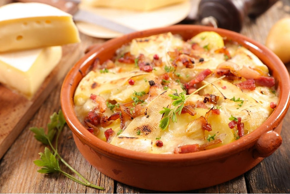 Une tartiflette dans une cassolette.