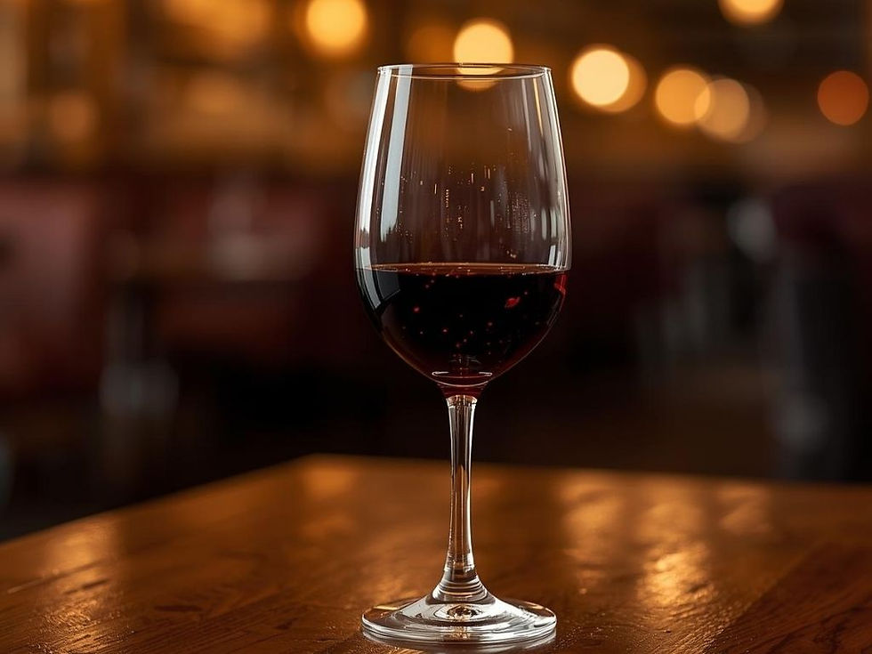 Verre de Lirac rouge posé sur une table.