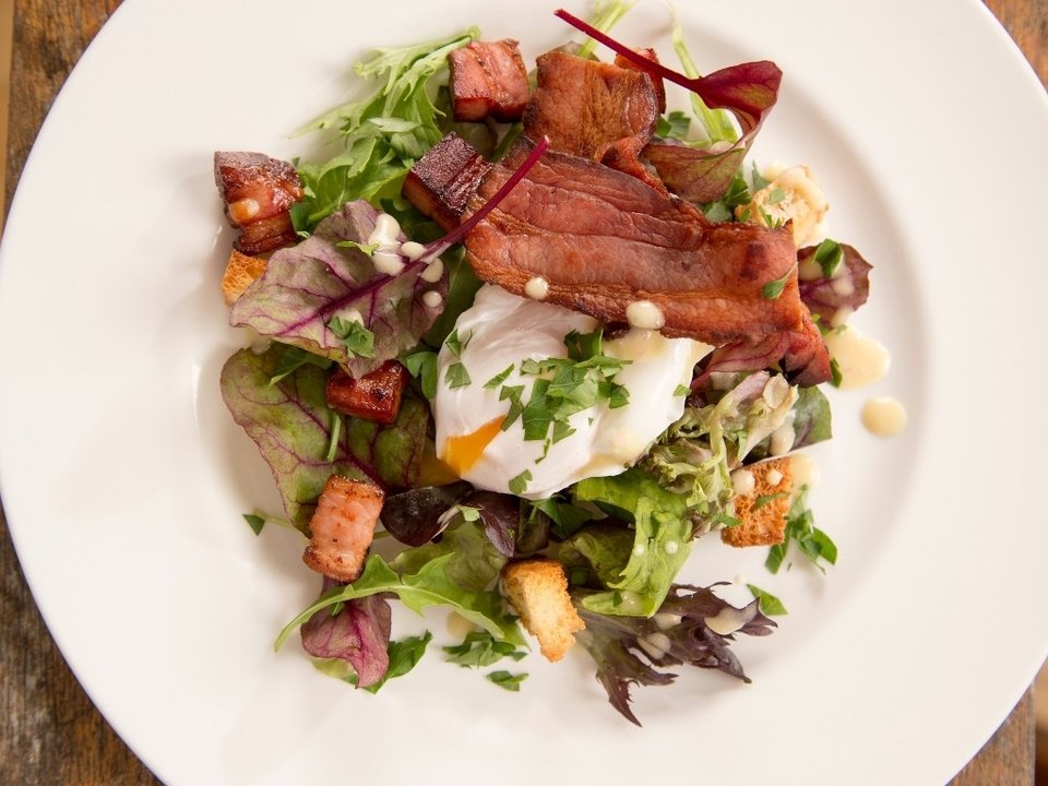 Accord mets et vins avec une salade landaise