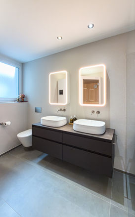 Modernes Wellness-Badezimmer mit Sauna und Dusche