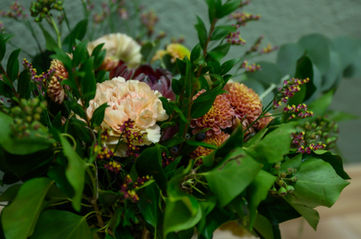 Floristik-Workshops in Egg ZH: Kreative Auszeit in Kleingruppen mit saisonalen Materialien, Inspiration und Apéro. Entdecke deine Gestaltungsfreude!