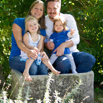 Natürliche Familienfotos im Freien