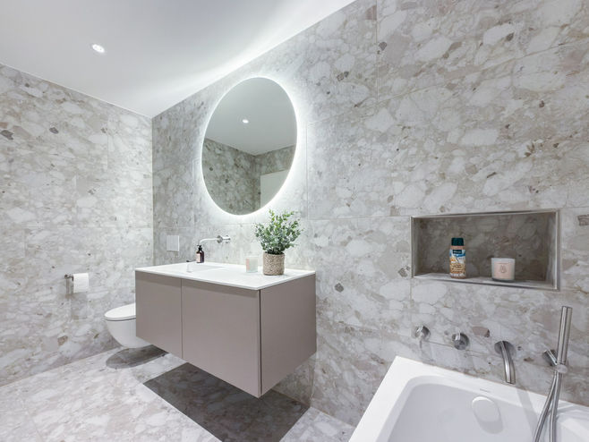 Modernes Badezimmer mit Badewanne, Waschtisch und WC