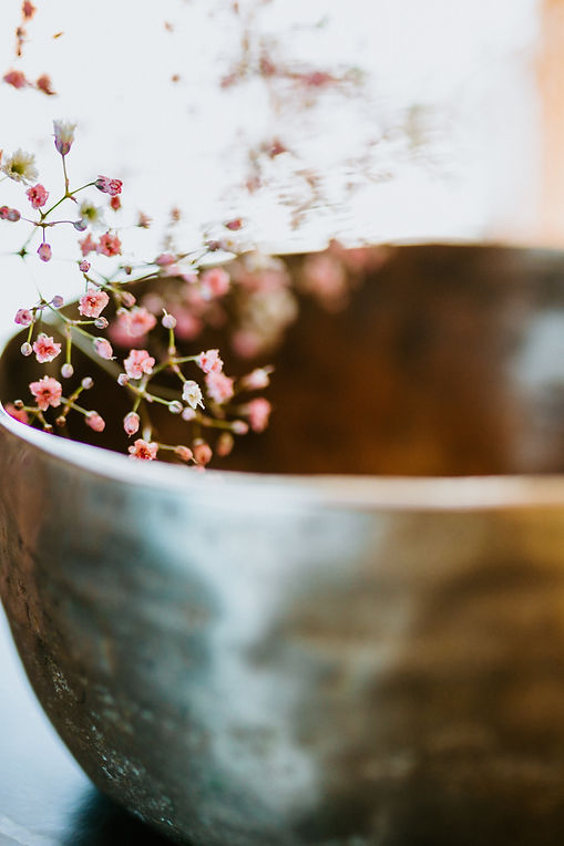 Bols tibétains avec fleurs.jpeg