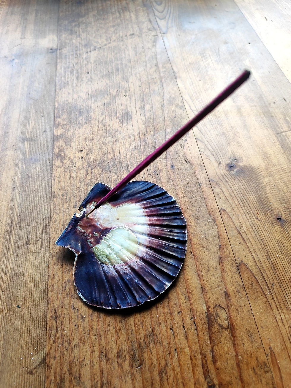 Thumbnail: Porte encens coquille st jacques, baton à la rose