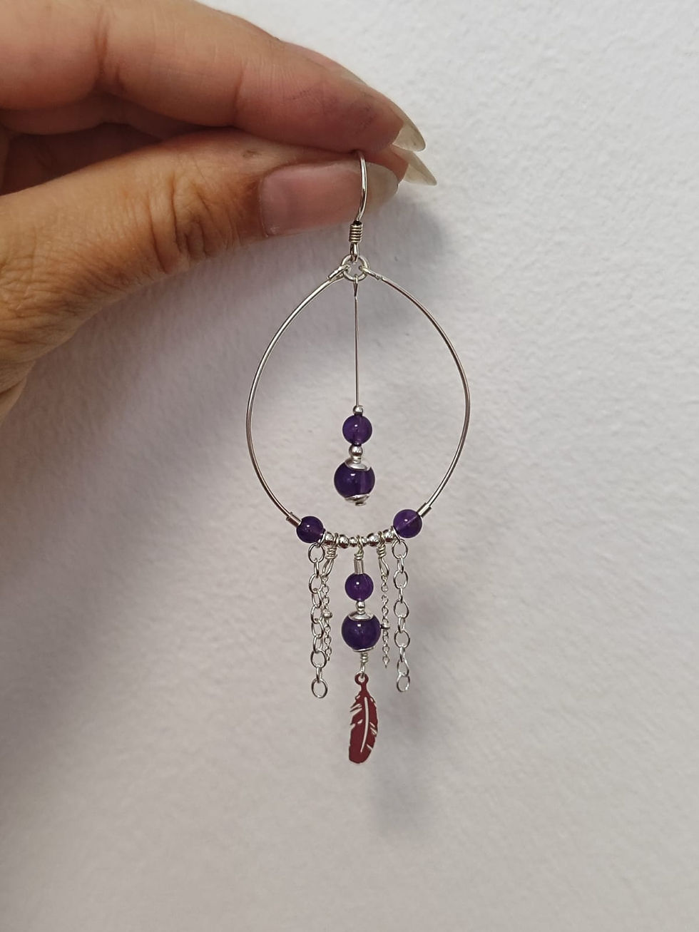 Miniature : Boucle d'oreille plume longue créole en fil d'argent améthyste