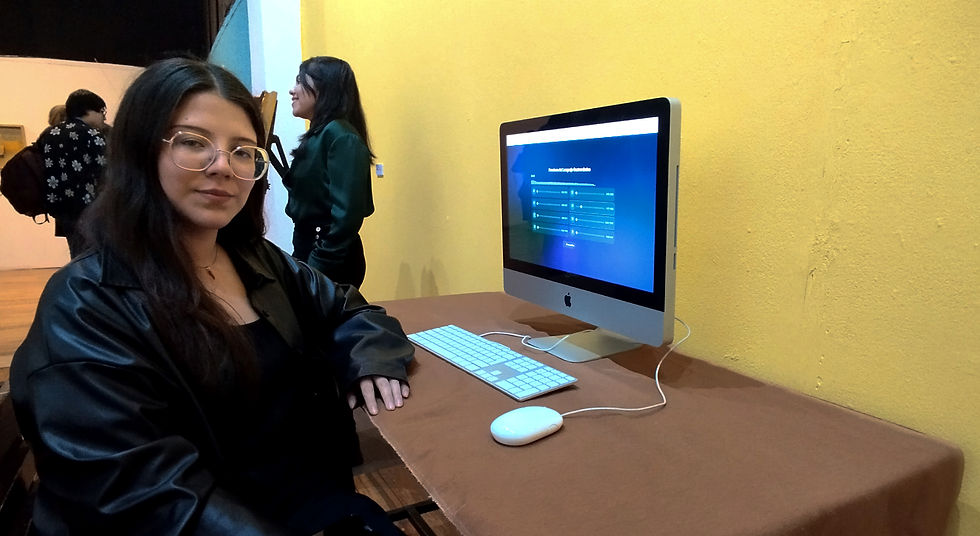 Sofia Mendiola con el dispositivo donde se interactúa con su obra