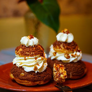 Choux à la crème, chocolat, nougats pistache