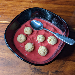 Himbeer-Joghurt-Eis ohne Zucker mit Amarettini