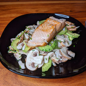 Lachs mit Avocado Champignons Salat