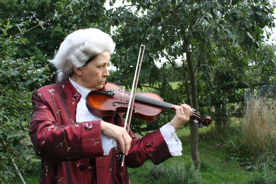18thC violinist outdoors.JPG
