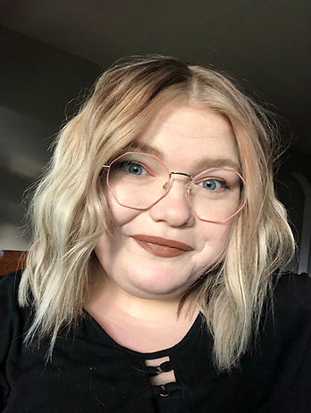 Meet Gabriella, the goddess of hair design. With a contemporary flair, she reigns as a boho beauty and a source of wedding day hair inspiration. Gabby boasts extensive experience from her years at the Blowout Bar in Dublin, Ohio, where her mastery shines.